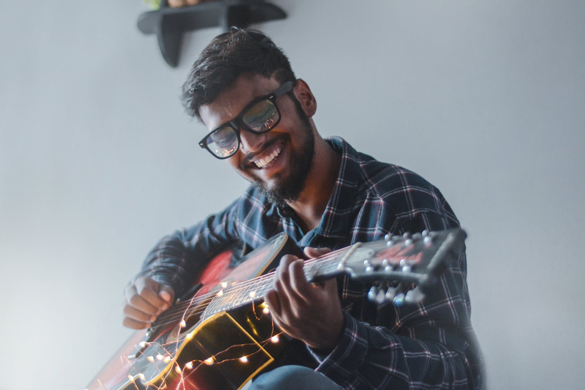 homme jouant de la guitare